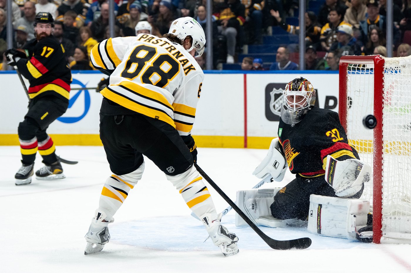 Minten scores in overtime, Boston Bruins top Vancouver Canucks 3-2 | iNFOnews.ca