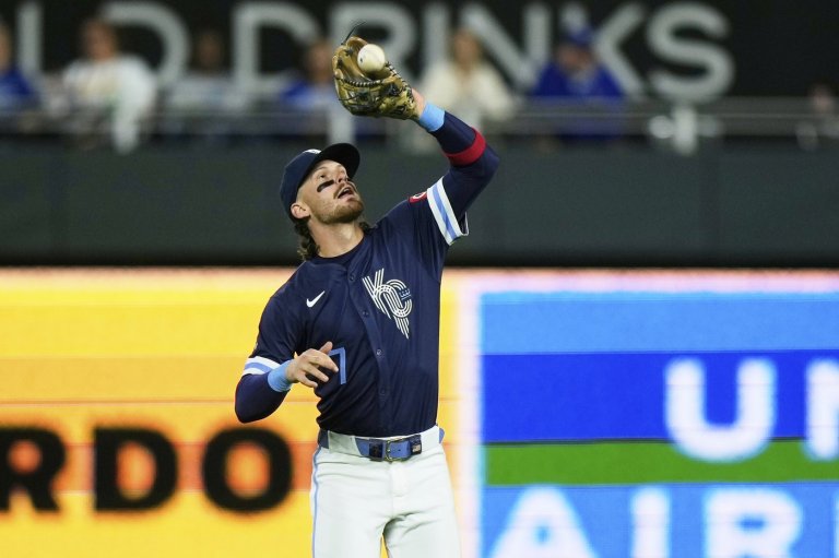 Bobby Witt Jr. leaves game with low back spasms | iNFOnews.ca