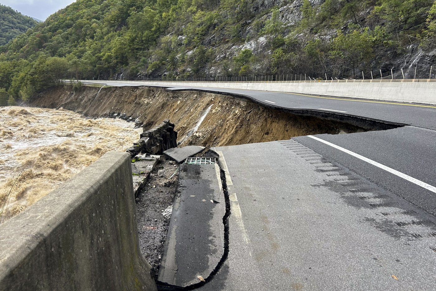 Asheville has been isolated after Helene wrecked roads and knocked out power and cell service | iNFOnews.ca Asheville has been isolated after Helene wrecked roads and knocked out power and cell service | iNFOnews.ca