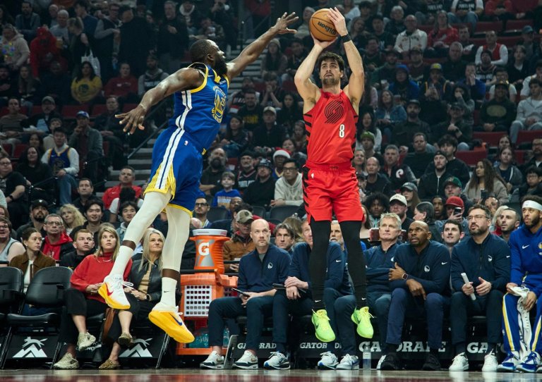 Grant and Sharpe each score 35 points to help the Blazers beat the Warriors 136-131 | iNFOnews.ca