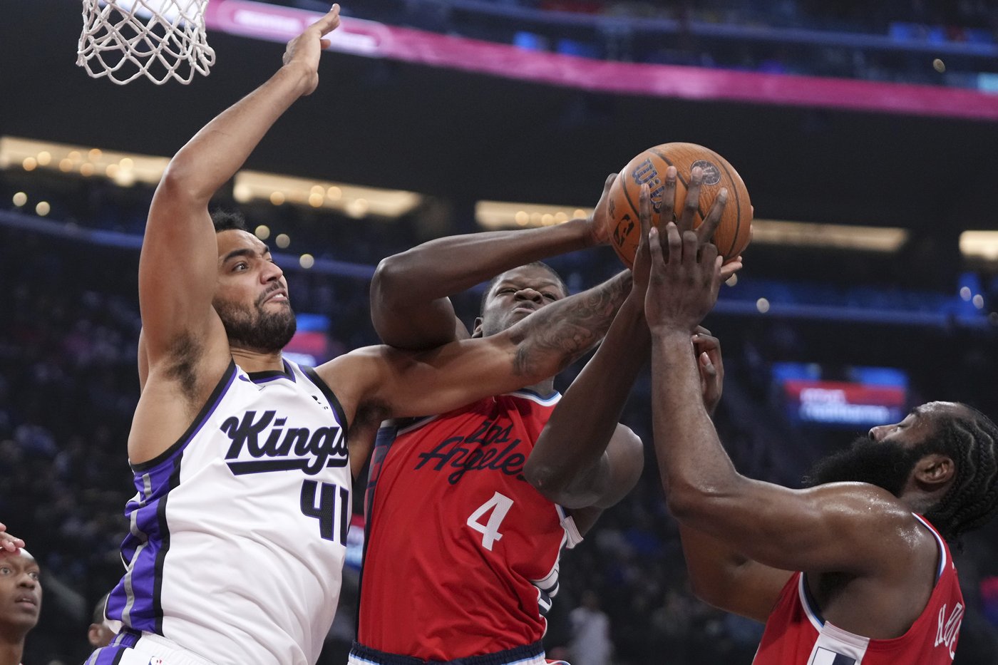 Clippers extend home winning streak to seven, knock off Kings 104-88 in NBA Cup | iNFOnews.ca