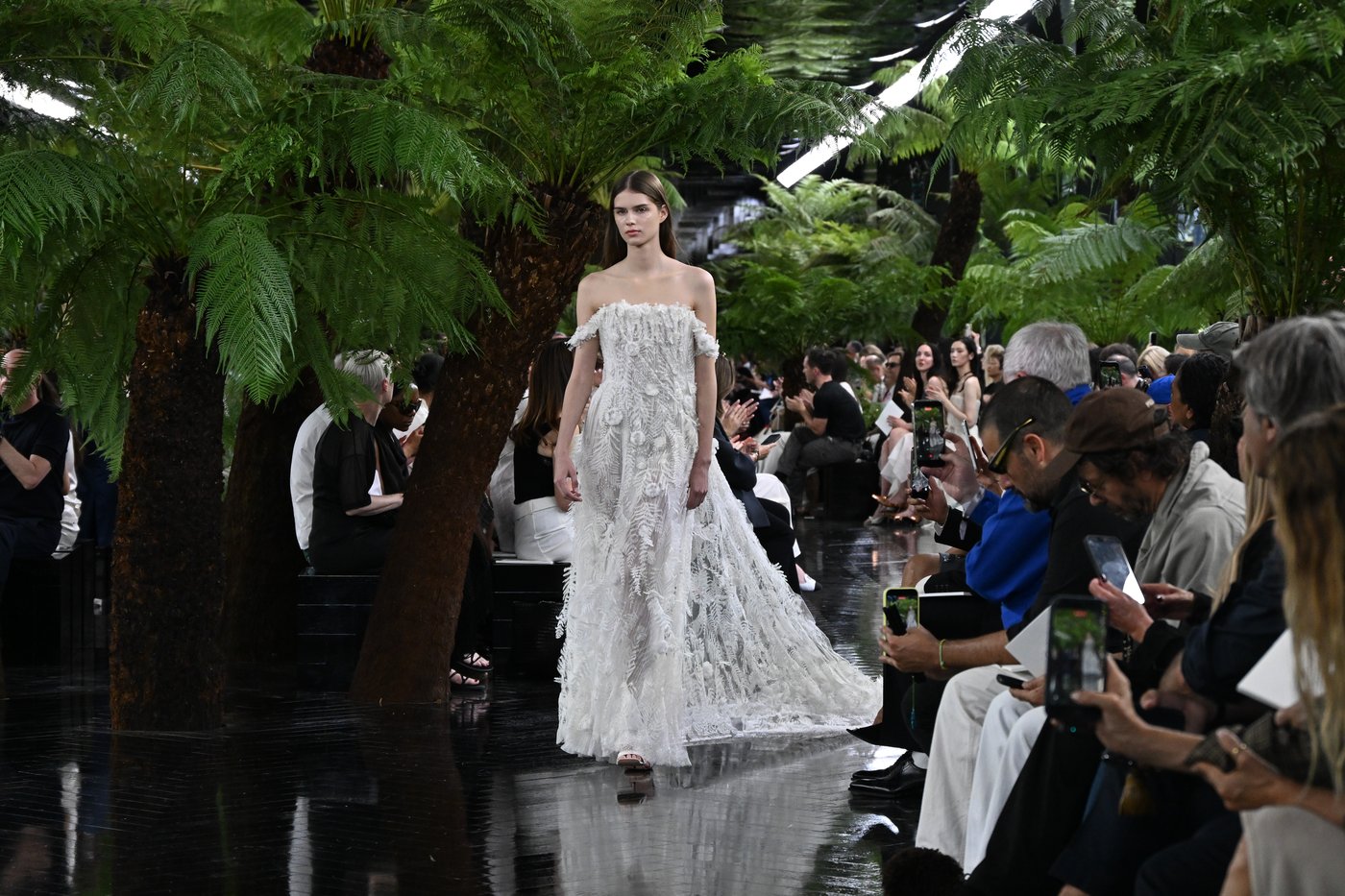 Jonathan Anderson shifts Dior buzz from Taylor Swift’s hidden wedding gown to sculptural couture | iNFOnews.ca Jonathan Anderson shifts Dior buzz from Taylor Swift’s hidden wedding gown to sculptural couture | iNFOnews.ca