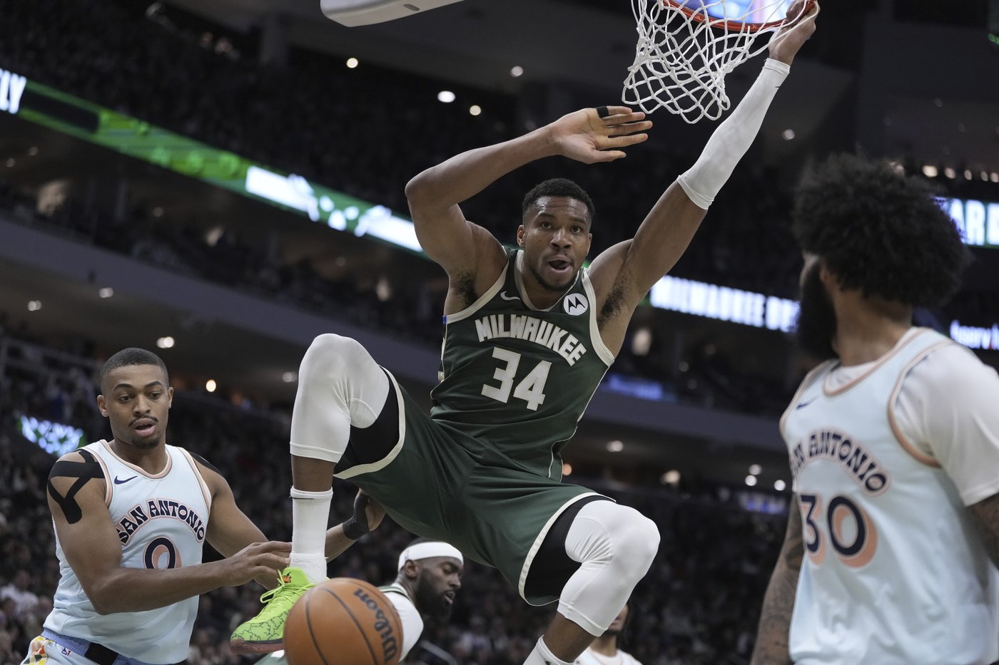 Lillard scores 26 points, Antetokounmpo adds 25 points and 16 rebounds as Bucks beat Spurs 121-105 | iNFOnews.ca