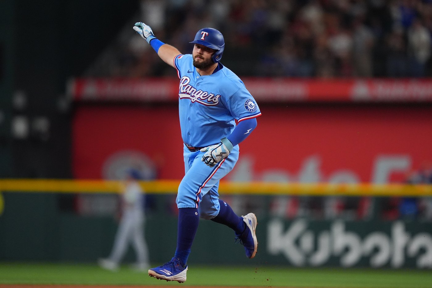Playoff hopeful Blue Jays avoid series sweep with 7-2 win over AL West-leading Texas | iNFOnews.ca