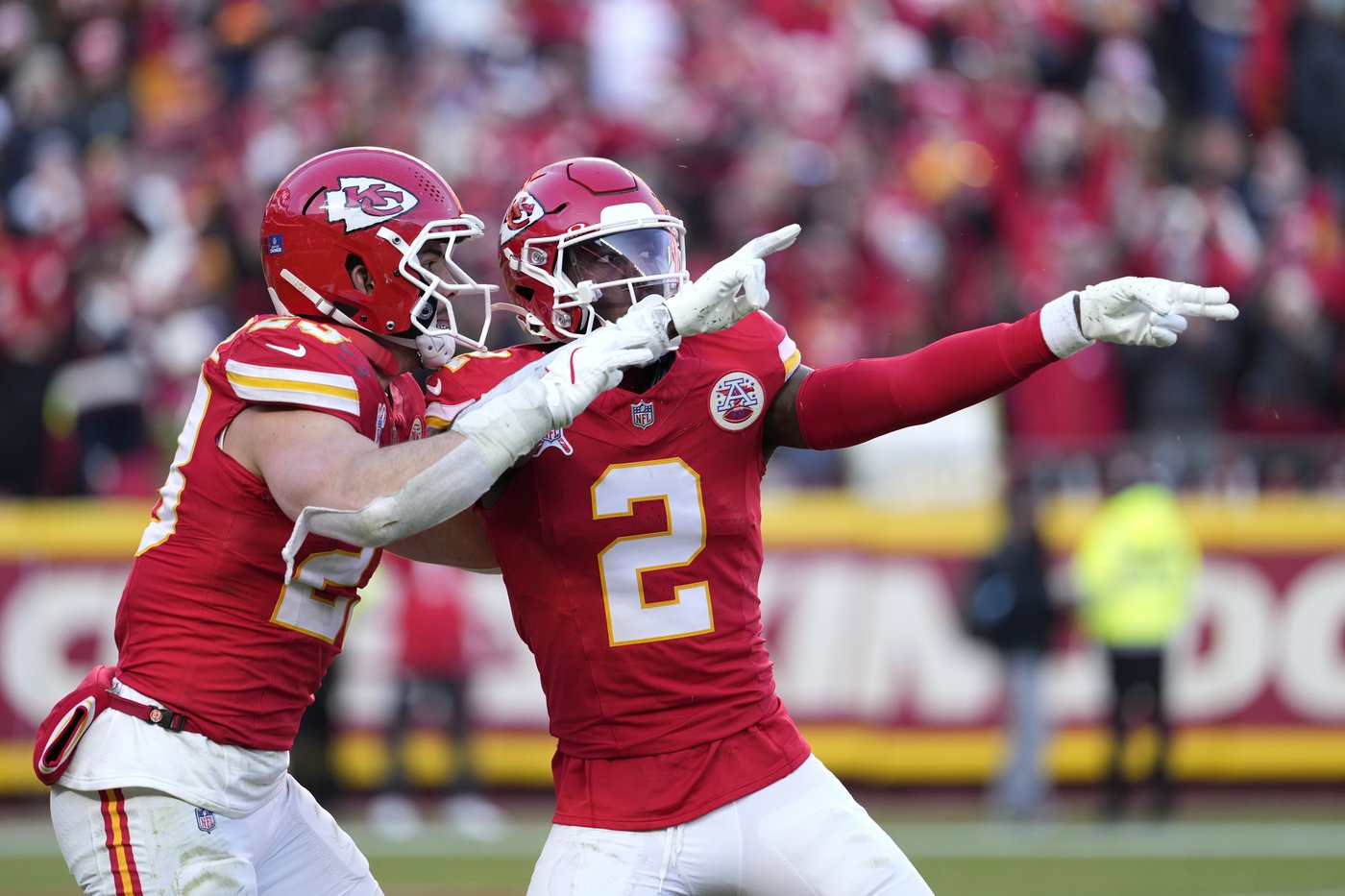 Mahomes throws for TD and runs for score as Chiefs beat Texans 27-19 to close in on No. 1 seed | iNFOnews.ca