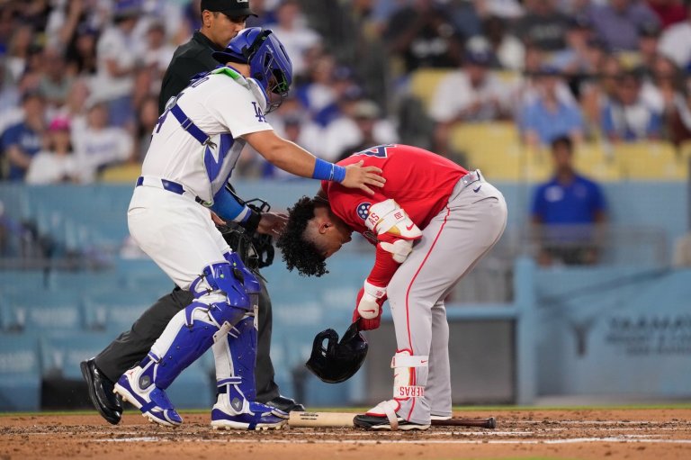 Red Sox All-Star Willson Contreras exits after 95-mph pitch clips his helmet | iNFOnews.ca