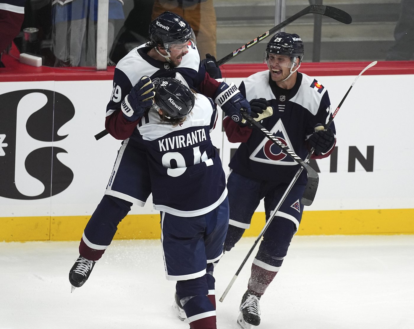 Samuel Girard steals the puck in overtime and scores on a breakaway as Avalanche beat Predators 3-2 | iNFOnews.ca