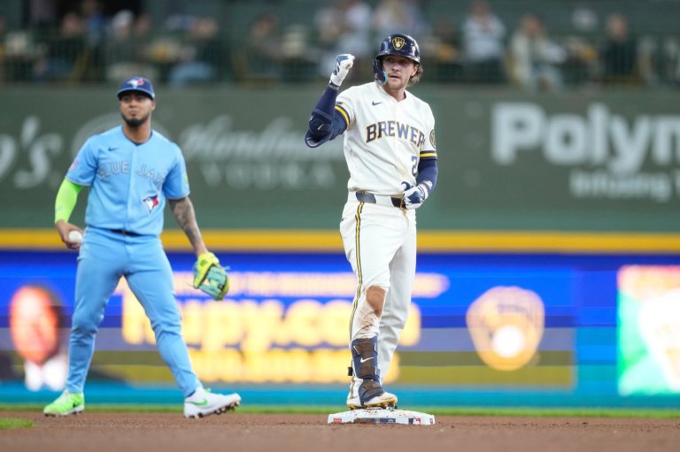 Brewers capitalize on three straight bunts to score go-ahead run in 2-1 win over Blue Jays | iNFOnews.ca