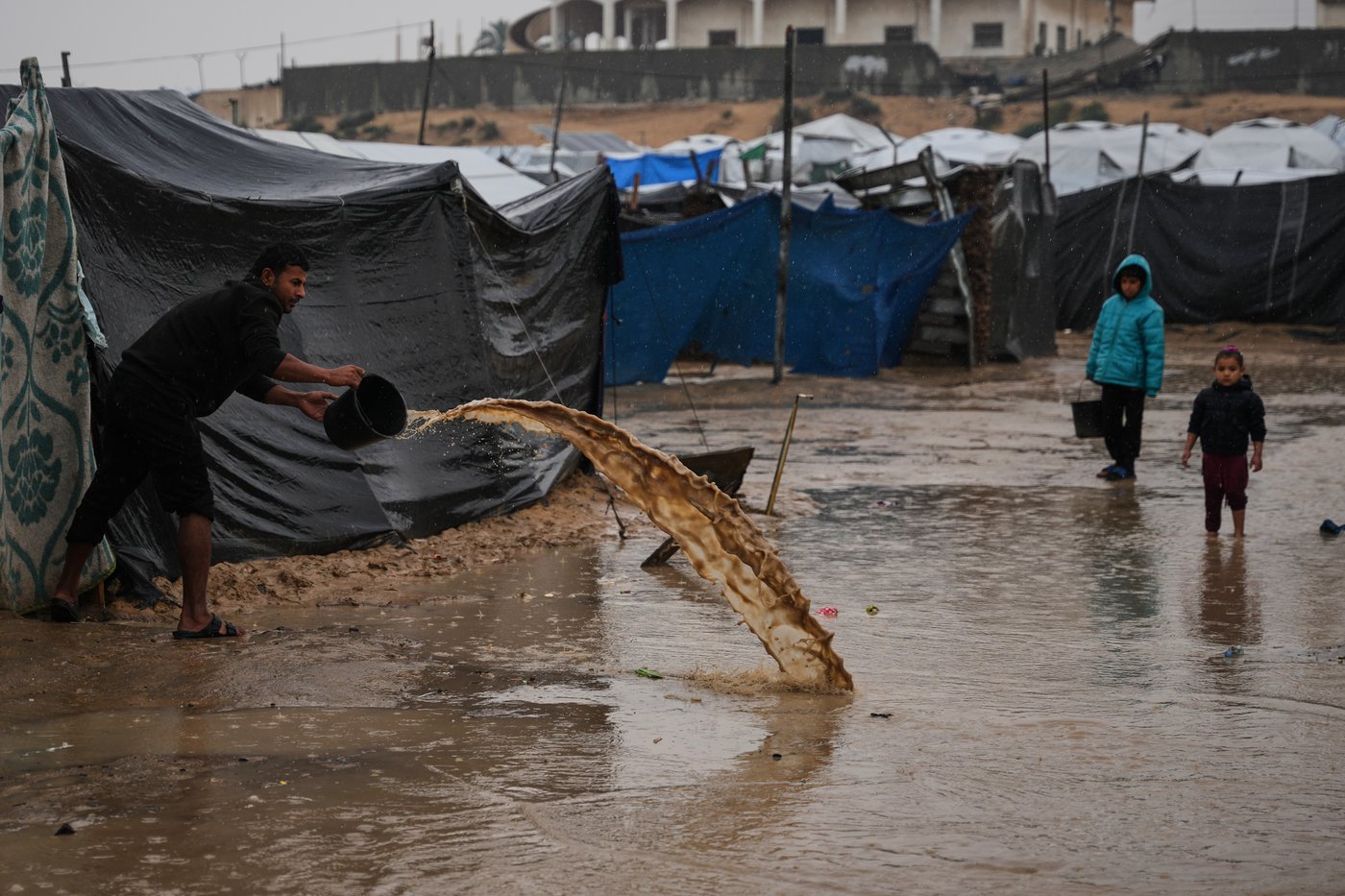 A winter storm chills Gaza and floods tent camps, exposing aid failures | iNFOnews.ca A winter storm chills Gaza and floods tent camps, exposing aid failures | iNFOnews.ca