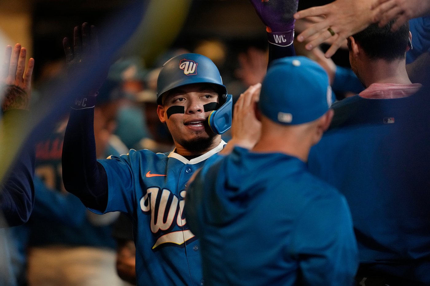 Garrett Mitchell hits grand slam and MLB-best Brewers pound Reds 20-0 to clinch playoff spot | iNFOnews.ca