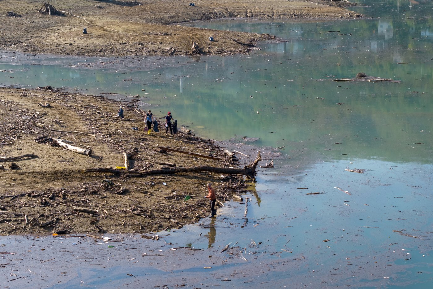Residents and activists in central Bosnia clean up a lake after massive floods | iNFOnews.ca
