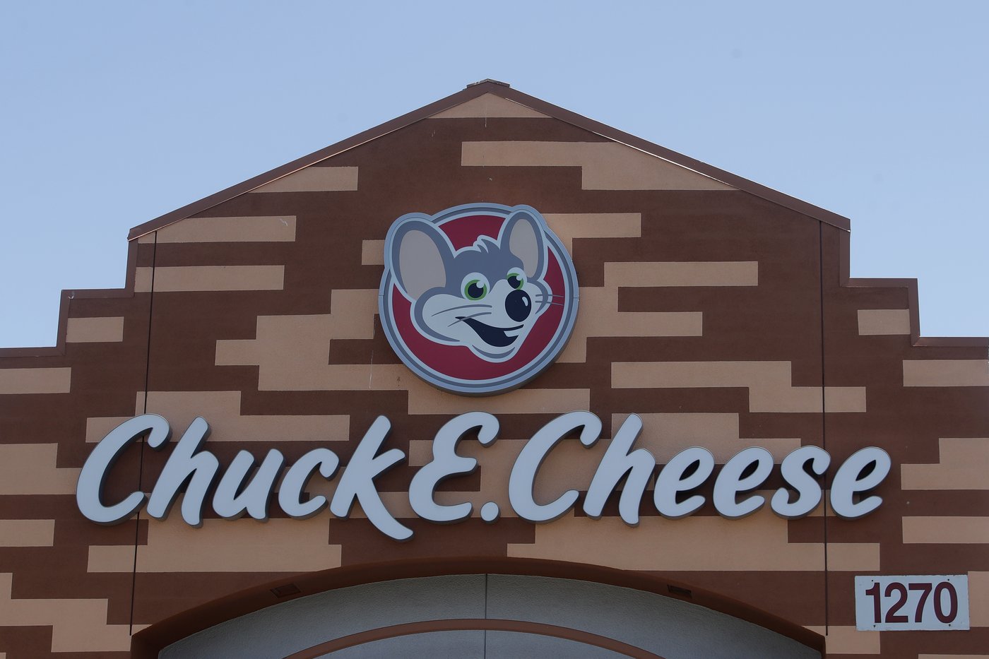 Chuck E. Cheese employee arrested in iconic mouse mask for using stolen credit card, police say | iNFOnews.ca