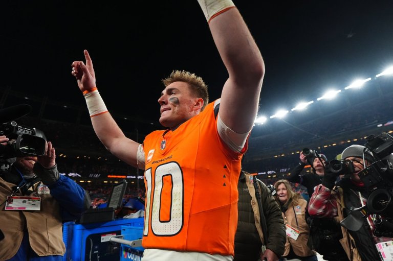 Bo Nix breaks his right ankle late in Broncos' playoff win, will have surgery | iNFOnews.ca