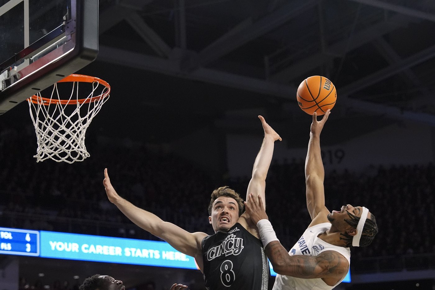 No. 22 Cincinnati beats Xavier 68-65 and snaps a 5-game losing streak against its crosstown rival | iNFOnews.ca No. 22 Cincinnati beats Xavier 68-65 and snaps a 5-game losing streak against its crosstown rival | iNFOnews.ca