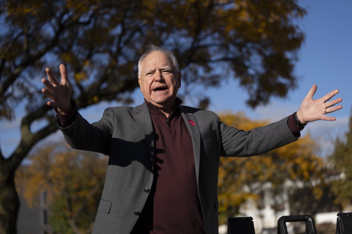 Tim Walz, wife and son vote early in Minnesota | iNFOnews.ca Tim Walz, wife and son vote early in Minnesota | iNFOnews.ca