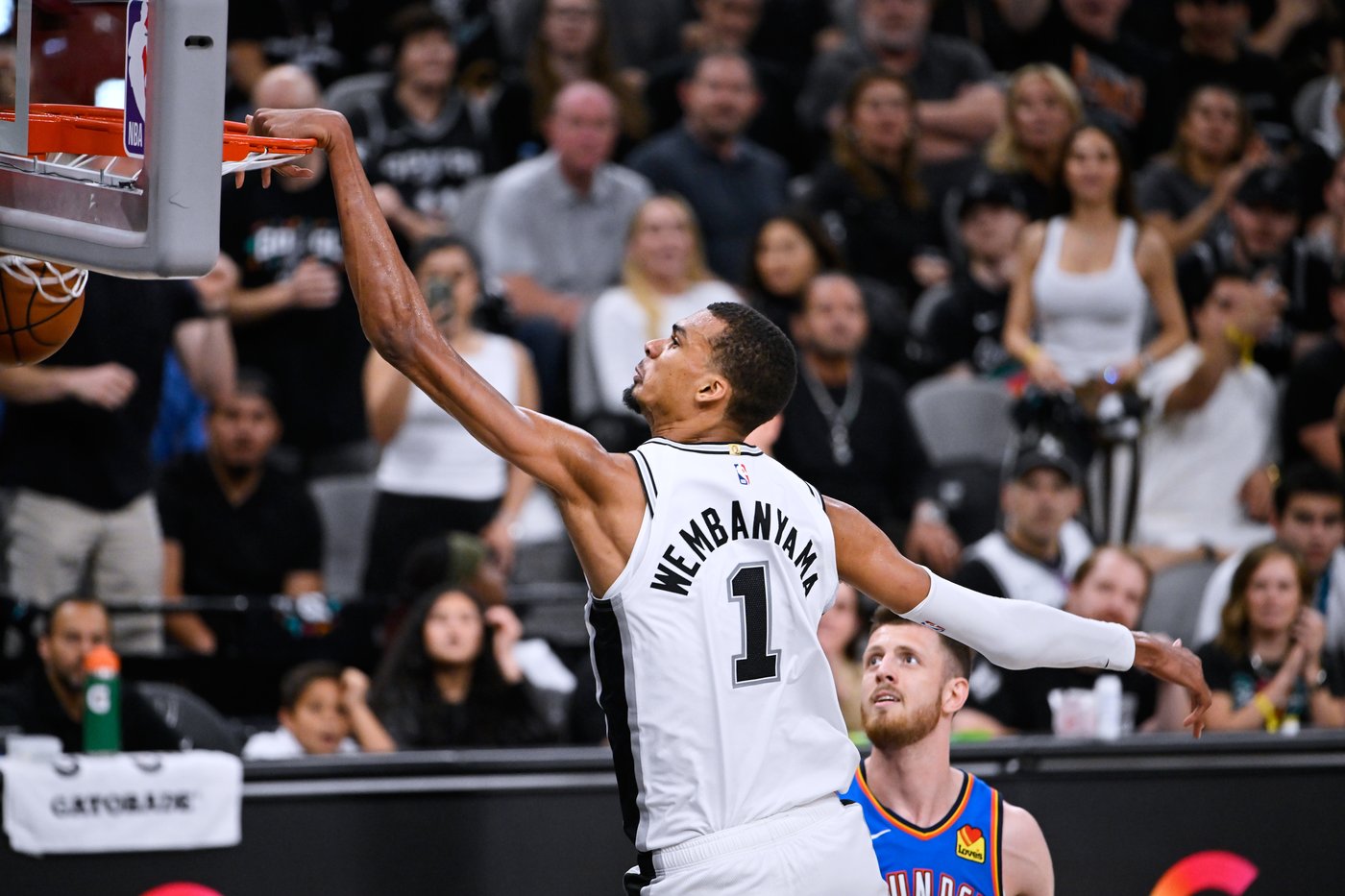 Wembanyama scores 33 points to help Spurs rebound and trounce Thunder 103-82 to even West finals | iNFOnews.ca