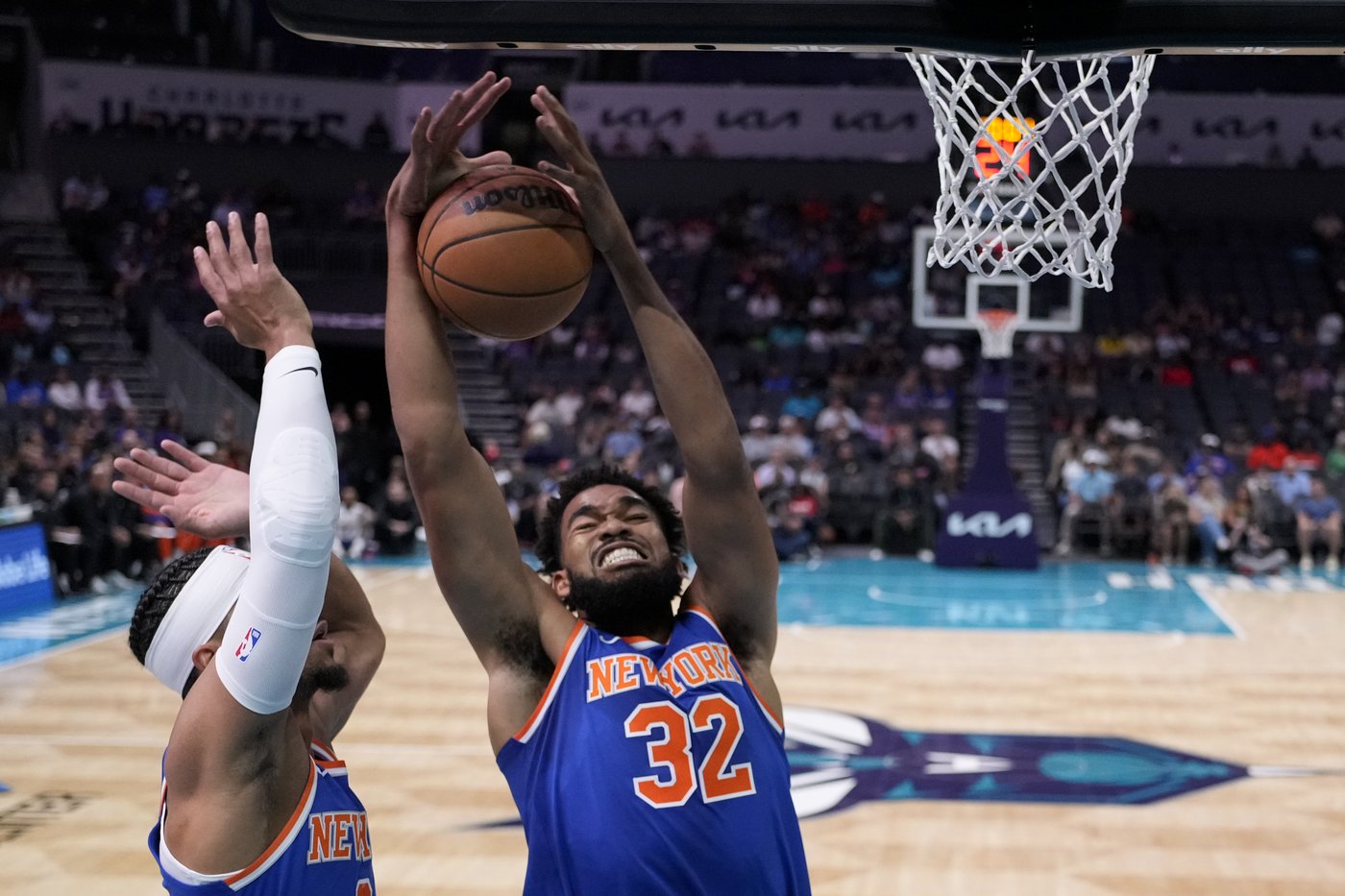 Karl-Anthony Towns scores 10 points in abbreviated preseason debut with New York Knicks | iNFOnews.ca