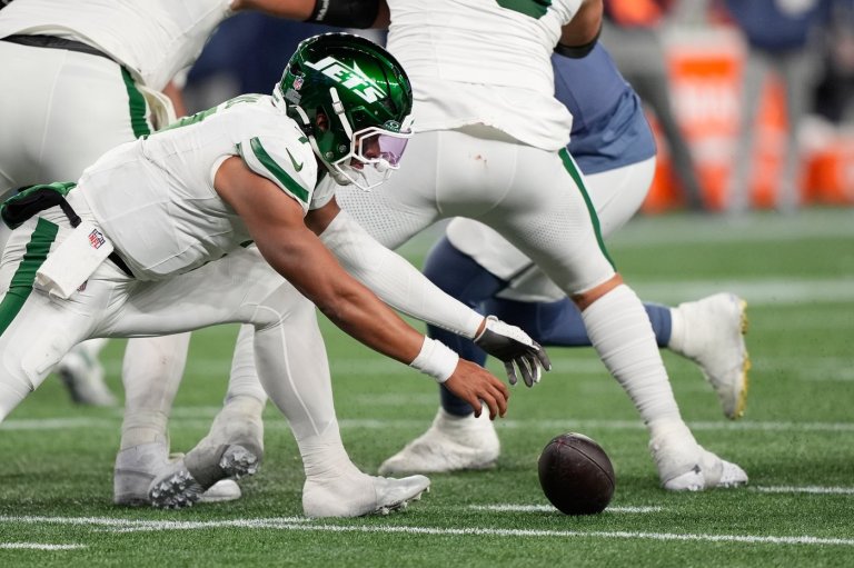 Fields runs for an early score before Jets' quarterback problems resurface in 27-14 loss to Patriots | iNFOnews.ca