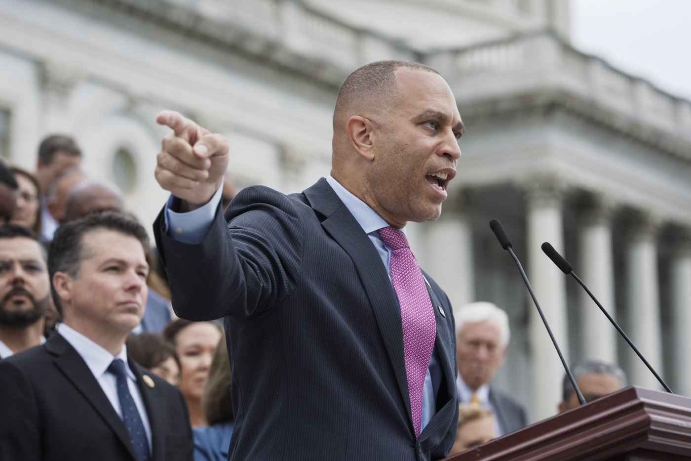 Hakeem Jeffries took his 'sweet time' holding the floor to delay Trump's tax bill | iNFOnews.ca Hakeem Jeffries took his 'sweet time' holding the floor to delay Trump's tax bill | iNFOnews.ca