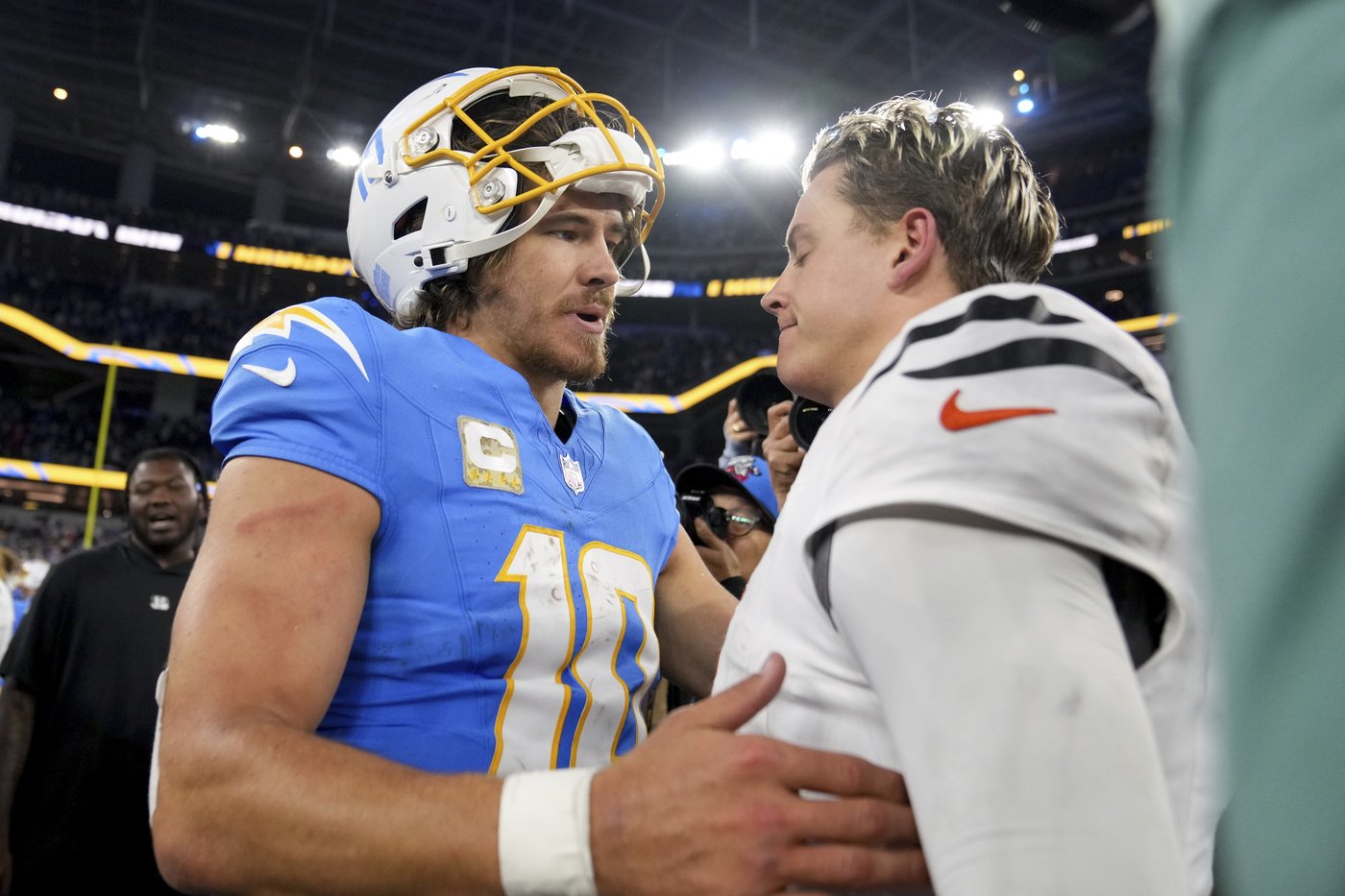 Chargers beat Bengals 34-27 on Dobbins' late TD after squandering 21-point lead | iNFOnews.ca Chargers beat Bengals 34-27 on Dobbins' late TD after squandering 21-point lead | iNFOnews.ca