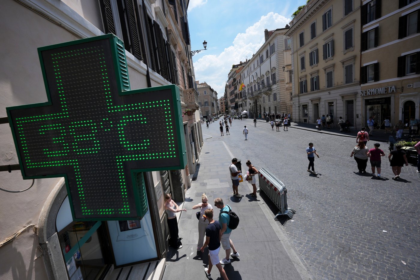 An early heat wave hits Europe, in photos | iNFOnews.ca