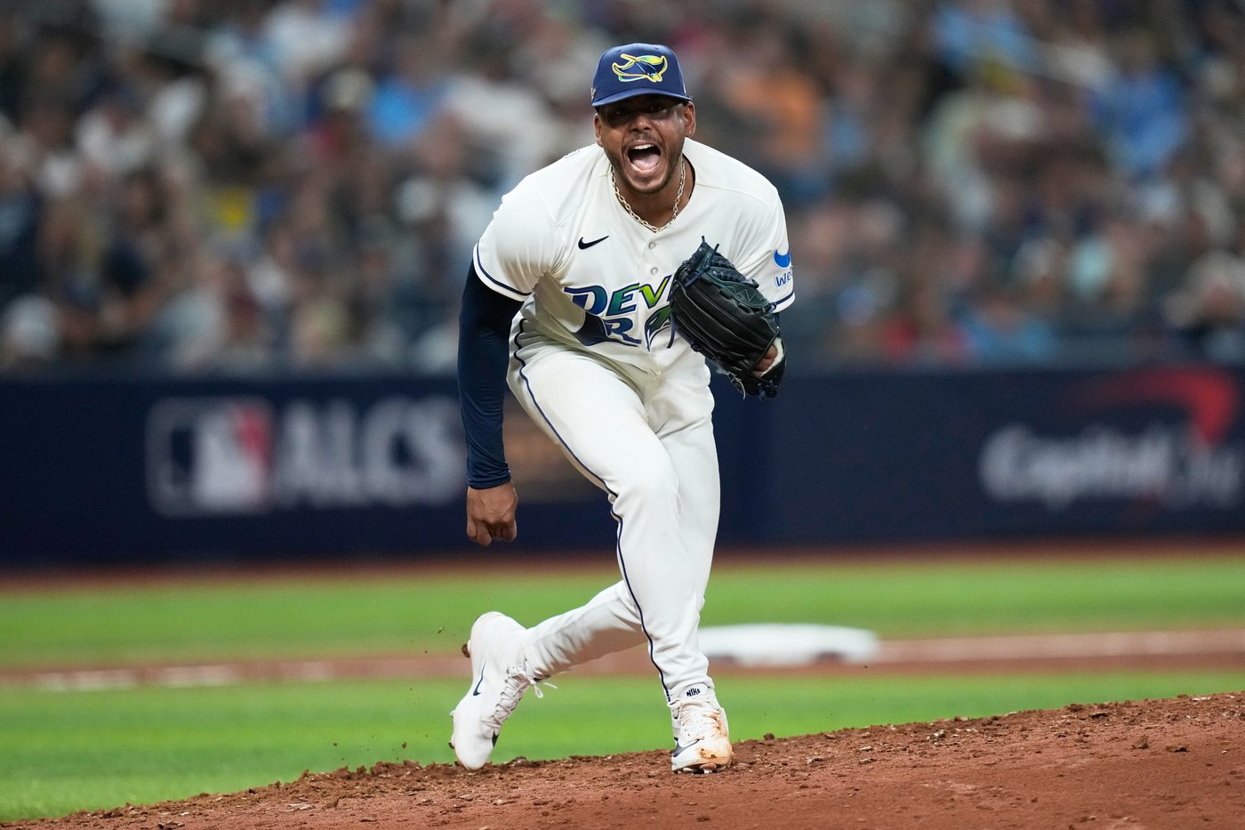 Freddy Peralta, Liam Hicks lift the Rays to a 3-1 win over the Guardians that evens the ALCS at 1-1 | iNFOnews.ca Freddy Peralta, Liam Hicks lift the Rays to a 3-1 win over the Guardians that evens the ALCS at 1-1 | iNFOnews.ca