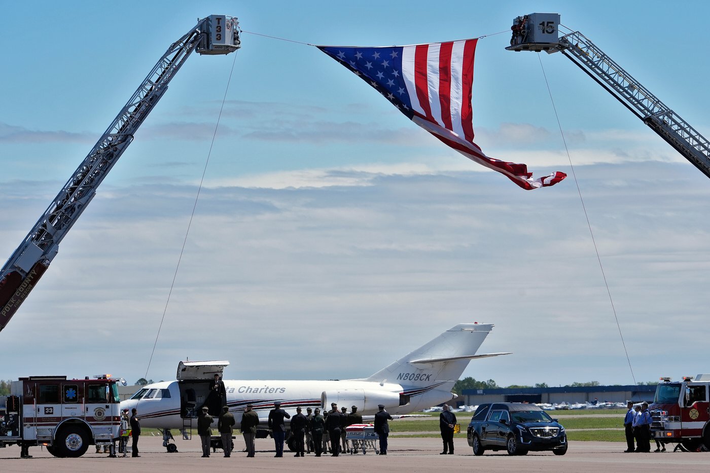 Photos of Trump at a ceremony for US service members killed in Middle East | iNFOnews.ca