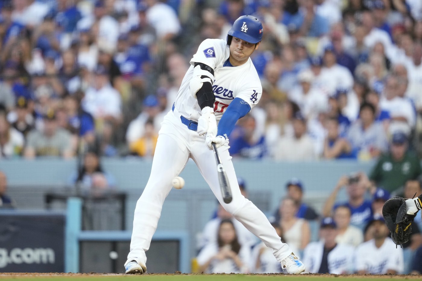 Dodger Stadium fans toss balls and trash on field, interrupt Padres' 10-2 win that evens NLDS | iNFOnews.ca Dodger Stadium fans toss balls and trash on field, interrupt Padres' 10-2 win that evens NLDS | iNFOnews.ca