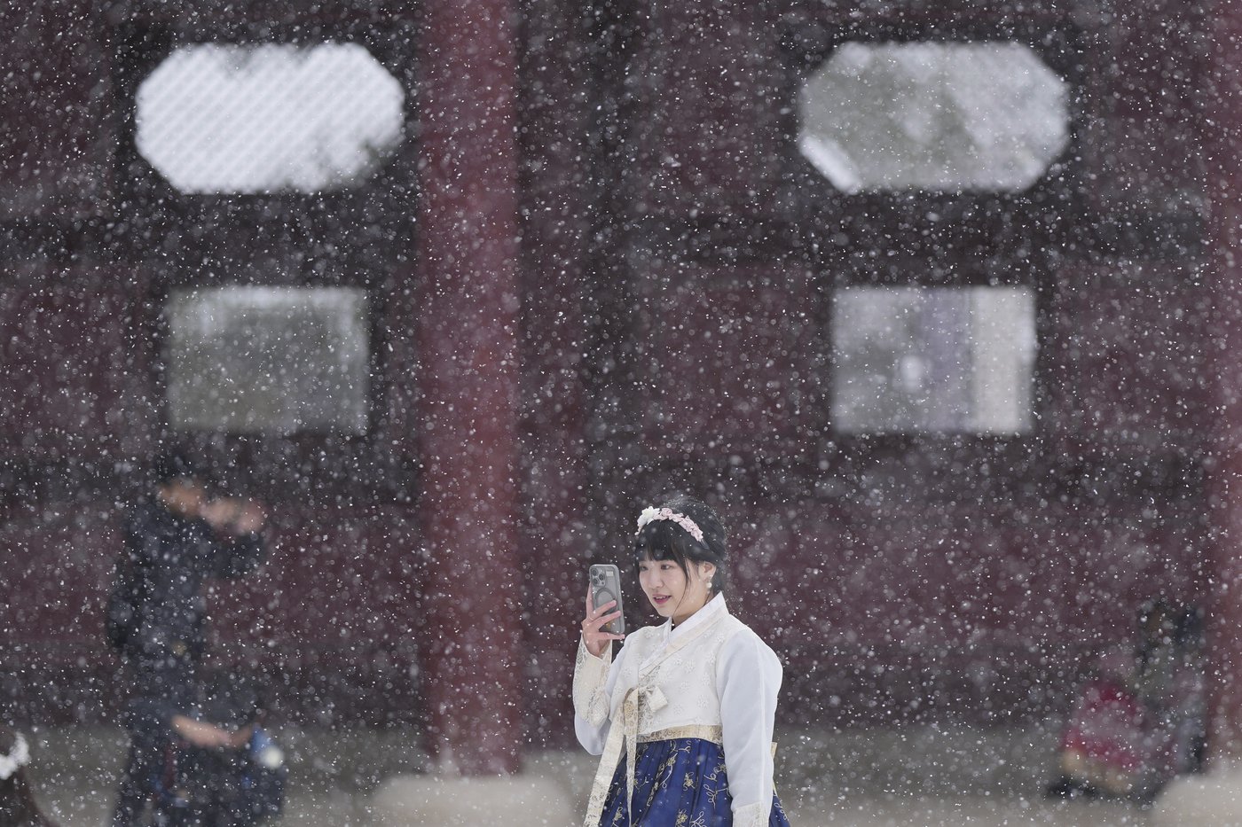 Worst November snowstorm in half century hits Seoul and grounds hundreds of airplane flights | iNFOnews.ca