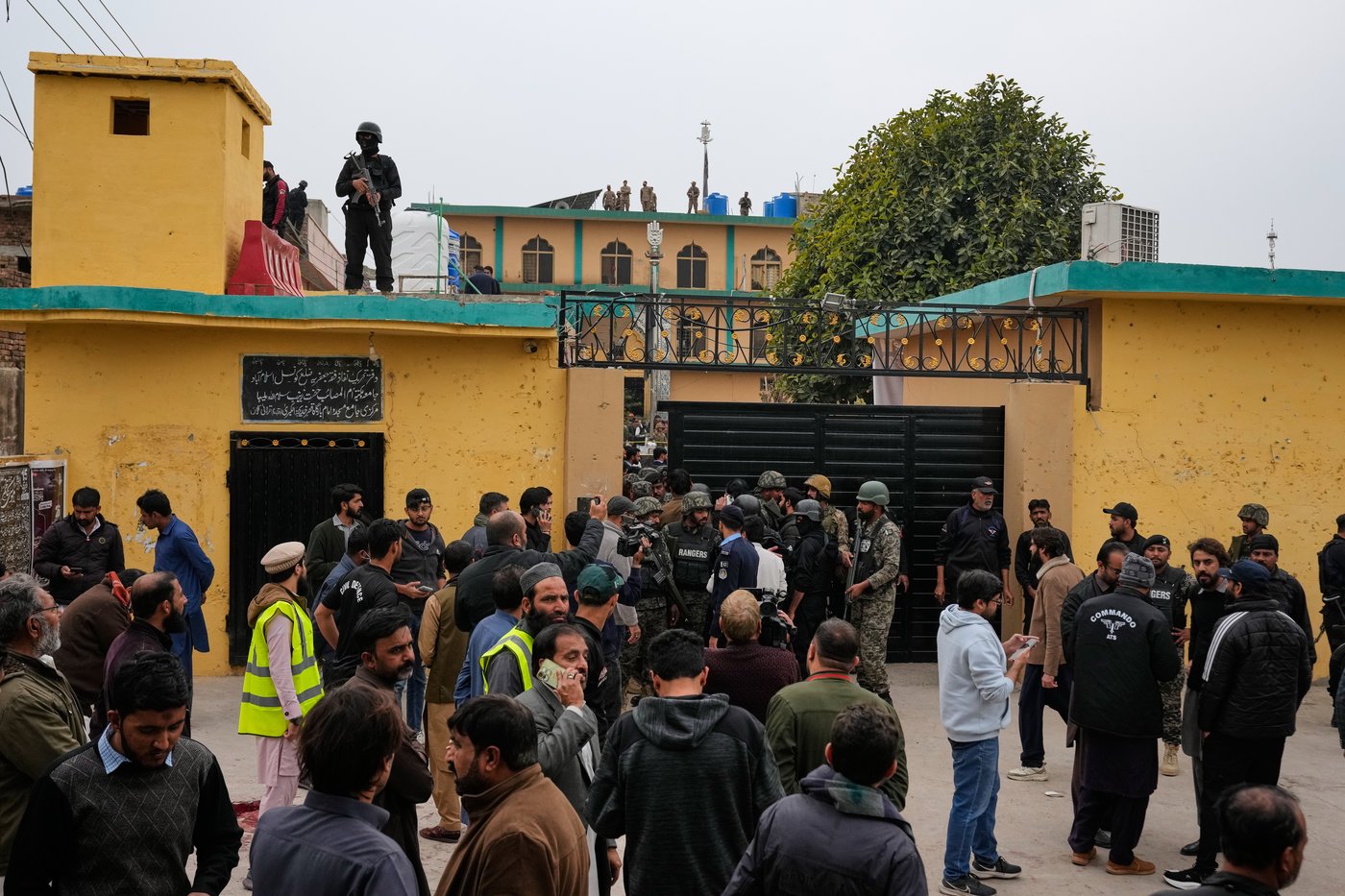 Suicide bombing at a Shiite mosque on Islamabad's outskirts kills at least 31 and wounds scores | iNFOnews.ca Suicide bombing at a Shiite mosque on Islamabad's outskirts kills at least 31 and wounds scores | iNFOnews.ca