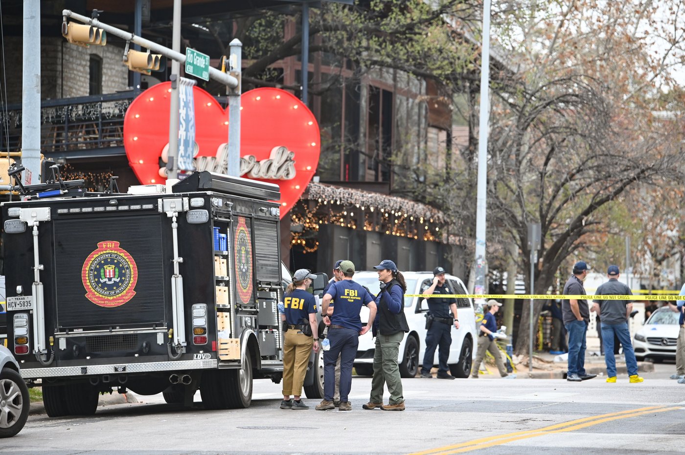 Gunman was not on the FBI's radar before he opened fire on a crowded Texas bar, authorities say | iNFOnews.ca Gunman was not on the FBI's radar before he opened fire on a crowded Texas bar, authorities say | iNFOnews.ca