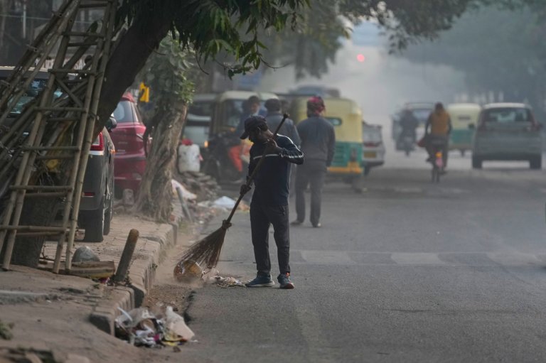 Photos show the daily struggle to breathe in New Delhi's dense winter smog | iNFOnews.ca