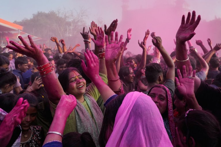 Photos of revelers celebrating Holi, the Hindu festival of colors, in India's Mathura | iNFOnews.ca