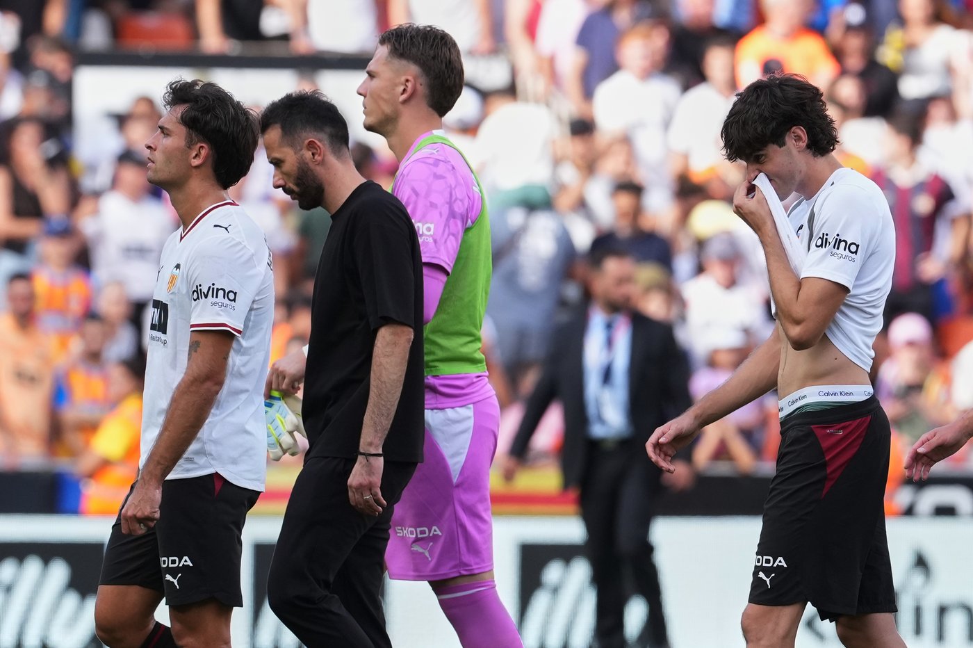 Valencia fans call players 'mercenaries' after demoralizing home loss to Barcelona | iNFOnews.ca