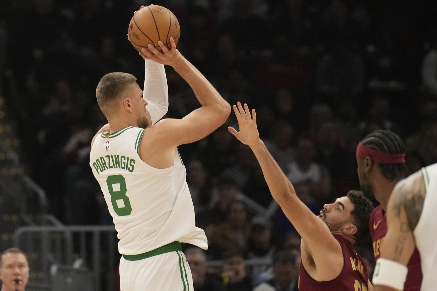 Mitchell scores 35, Cavs end Celtics' winning streak with 115-111 win in matchup of East's elite | iNFOnews.ca