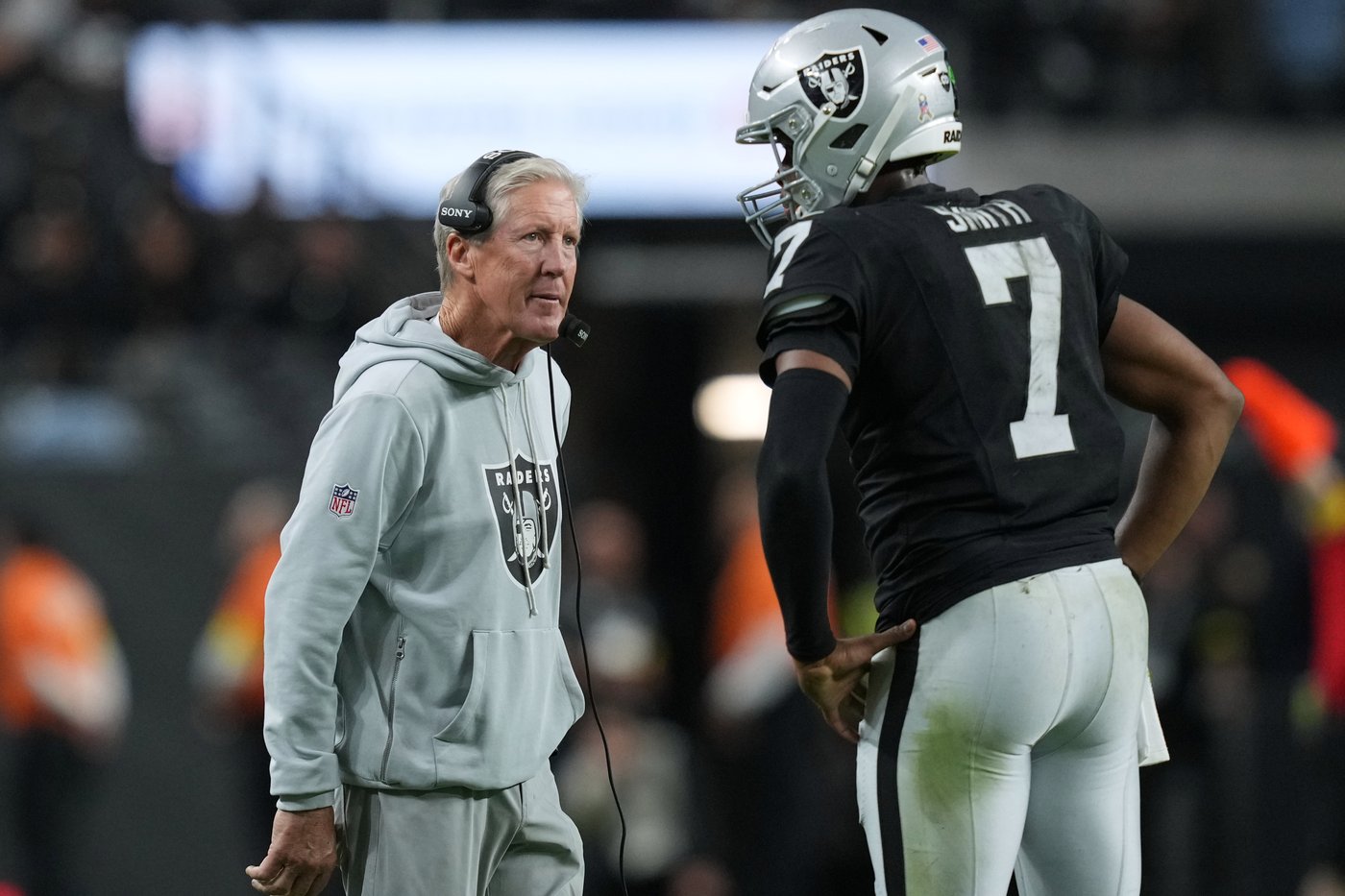 Geno Smith's frustration boils over with obscene gesture toward fed-up Raiders fans | iNFOnews.ca Geno Smith's frustration boils over with obscene gesture toward fed-up Raiders fans | iNFOnews.ca
