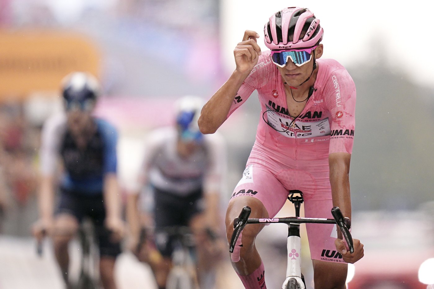 Redemption for Yates on epic mountain climb as he closes in on Giro d'Italia title | iNFOnews.ca Redemption for Yates on epic mountain climb as he closes in on Giro d'Italia title | iNFOnews.ca