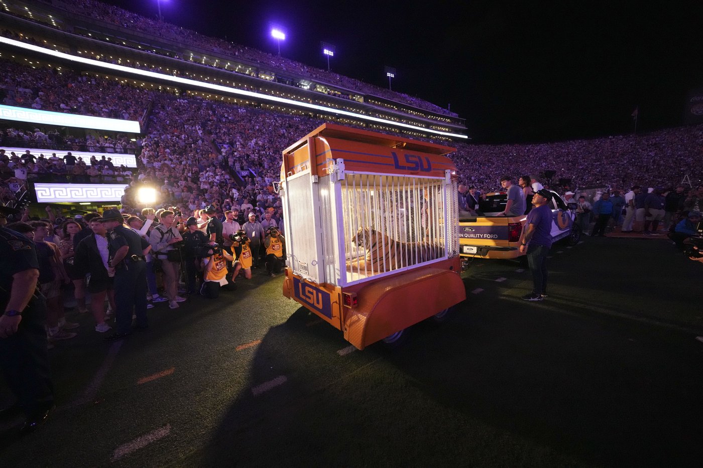 Caged tiger wheeled into LSU's Tiger Stadium for the first time since 2015 at governor's behest | iNFOnews.ca