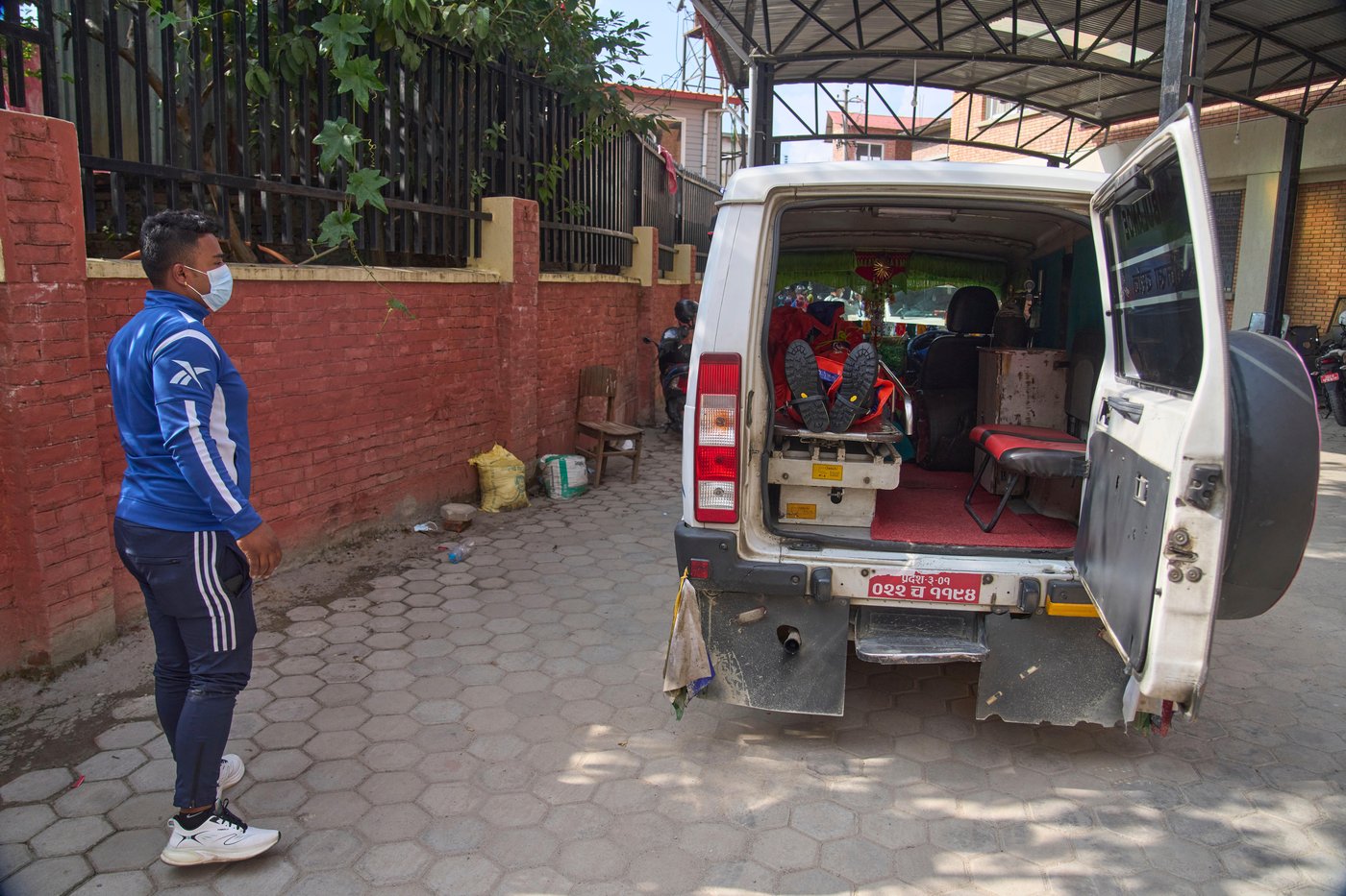 Rescuers in Nepal search for climbers' bodies in an avalanche | iNFOnews.ca