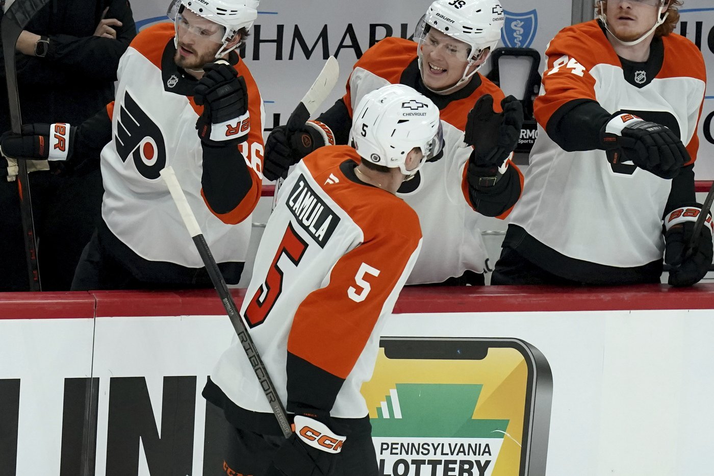 Crosby ties Lemieux's franchise assists record, leads Penguins past Flyers 7-3 | iNFOnews.ca