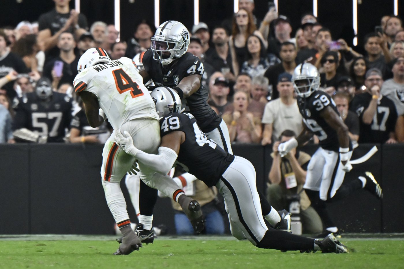 Raiders hold off Browns to win 20-16 behind defense and newfound running game | iNFOnews.ca