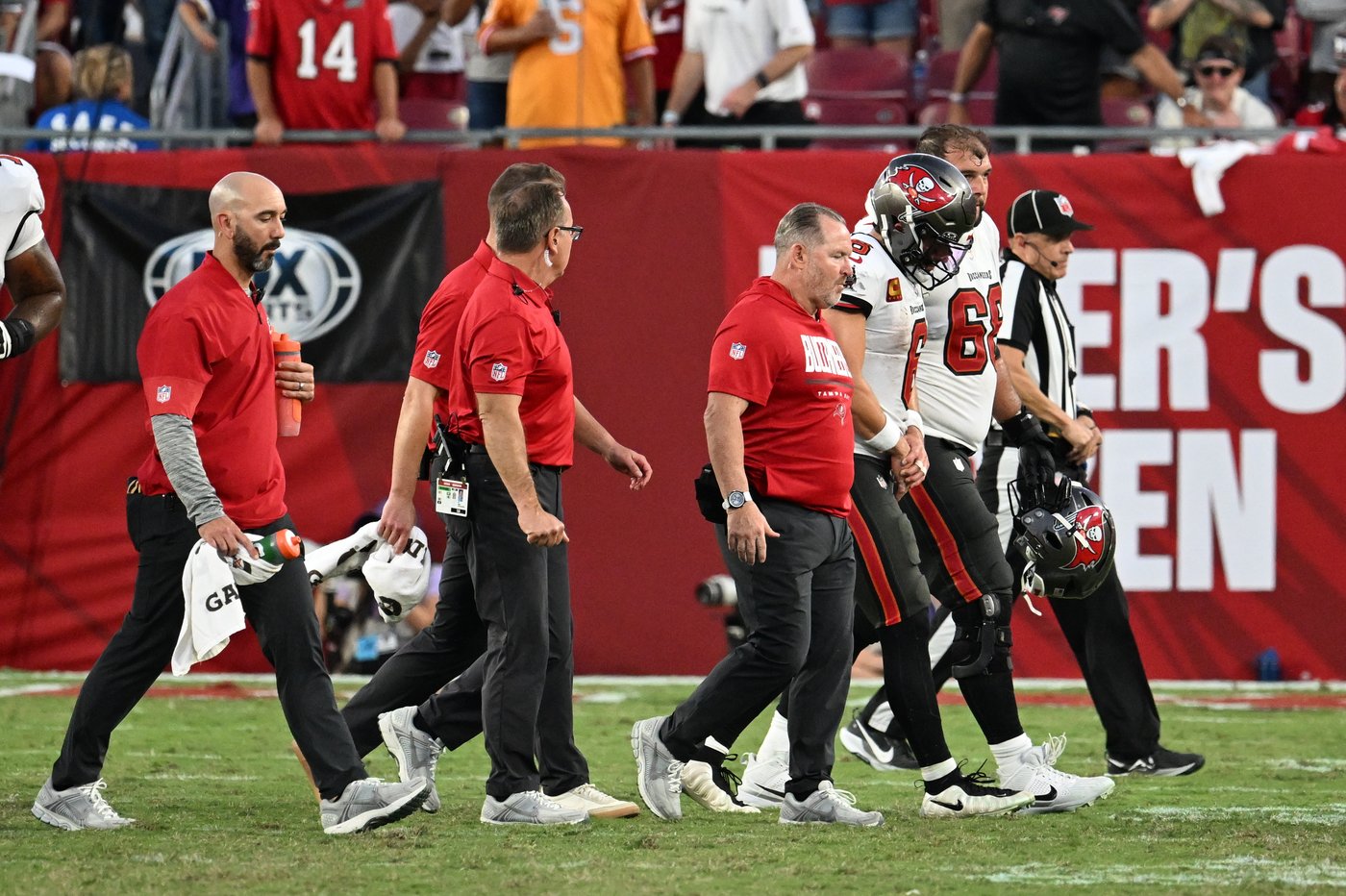 Baker Mayfield dislocates thumb on throwing hand and winless Buccaneers await results of MRI | iNFOnews.ca Baker Mayfield dislocates thumb on throwing hand and winless Buccaneers await results of MRI | iNFOnews.ca