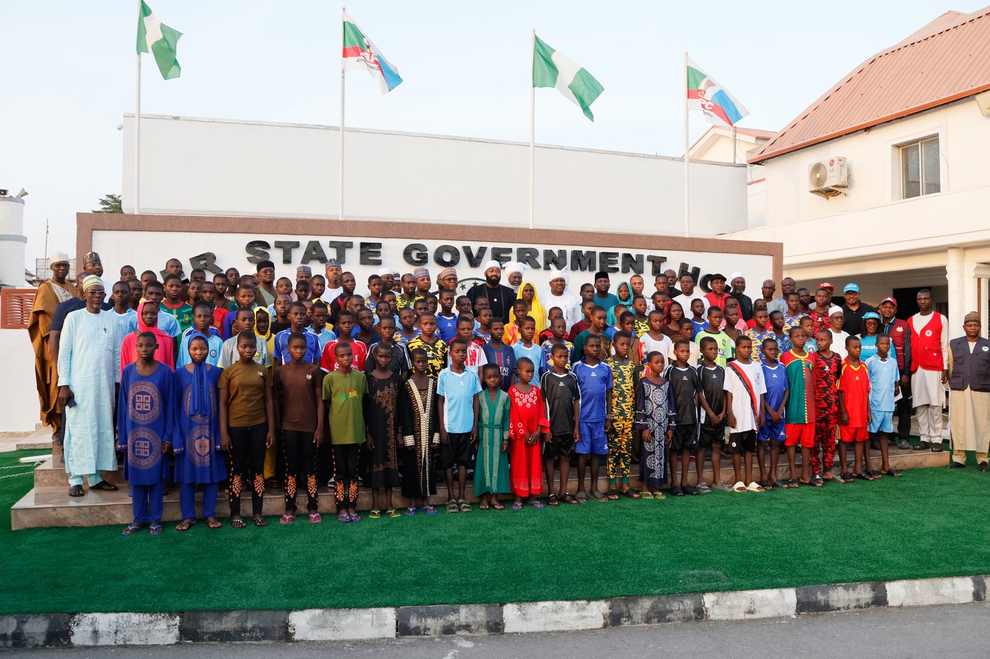 100 schoolchildren abducted in Nigeria are released but more are still held | iNFOnews.ca