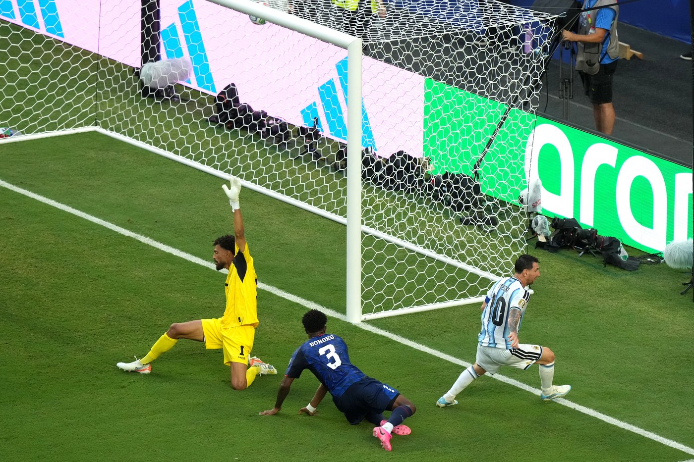 Lionel Messi scores 20th World Cup goal, extends streak to 8 games and takes Golden Boot lead | iNFOnews.ca
