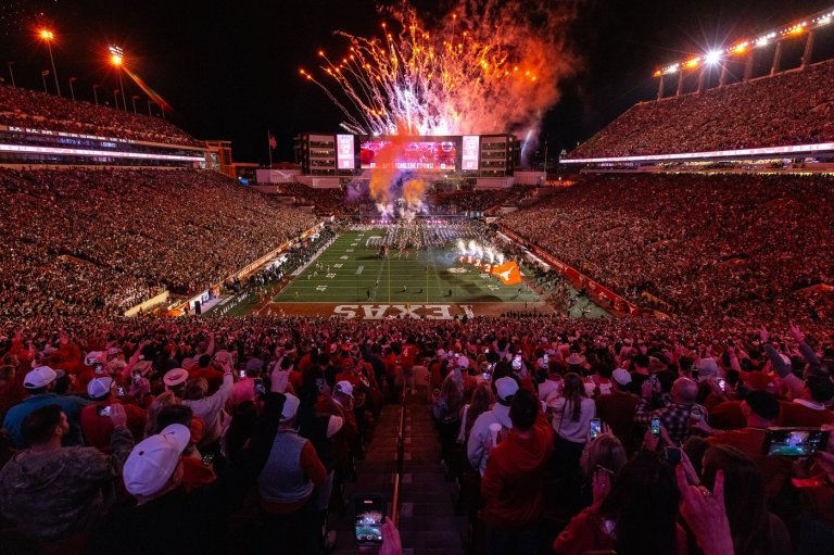 Texas A&M QB Marcel Reed returns after being helped off field in rivalry game against Texas | iNFOnews.ca