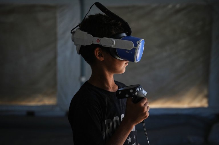 Photos of virtual reality sessions offering psychological support in Gaza | iNFOnews.ca