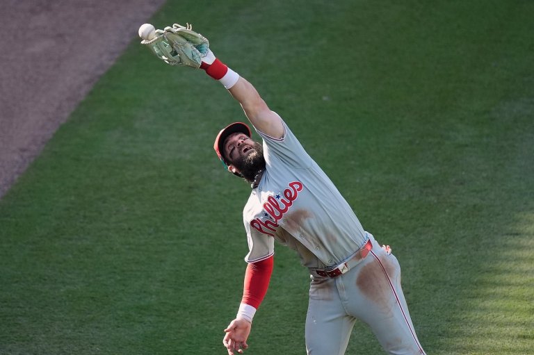 Bohm's homer in 10th lifts Phillies over Braves 4-3 to force decisive Game 3 | iNFOnews.ca