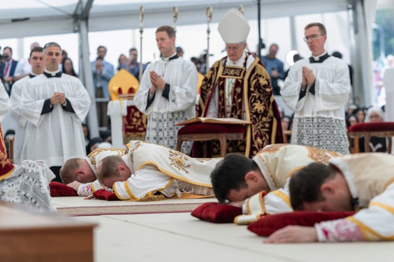 Traditionalist Catholics face a difficult choice after Vatican cuts off breakaway group | iNFOnews.ca