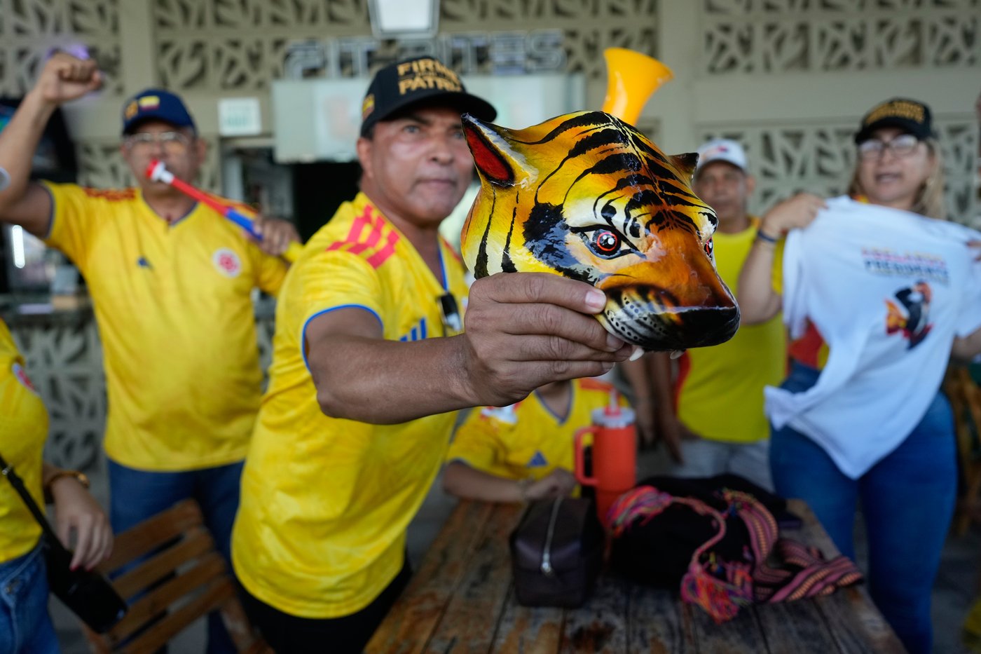 Pro-Trump candidate pulls ahead in Colombia presidential vote as ruling party sows doubt in results | iNFOnews.ca