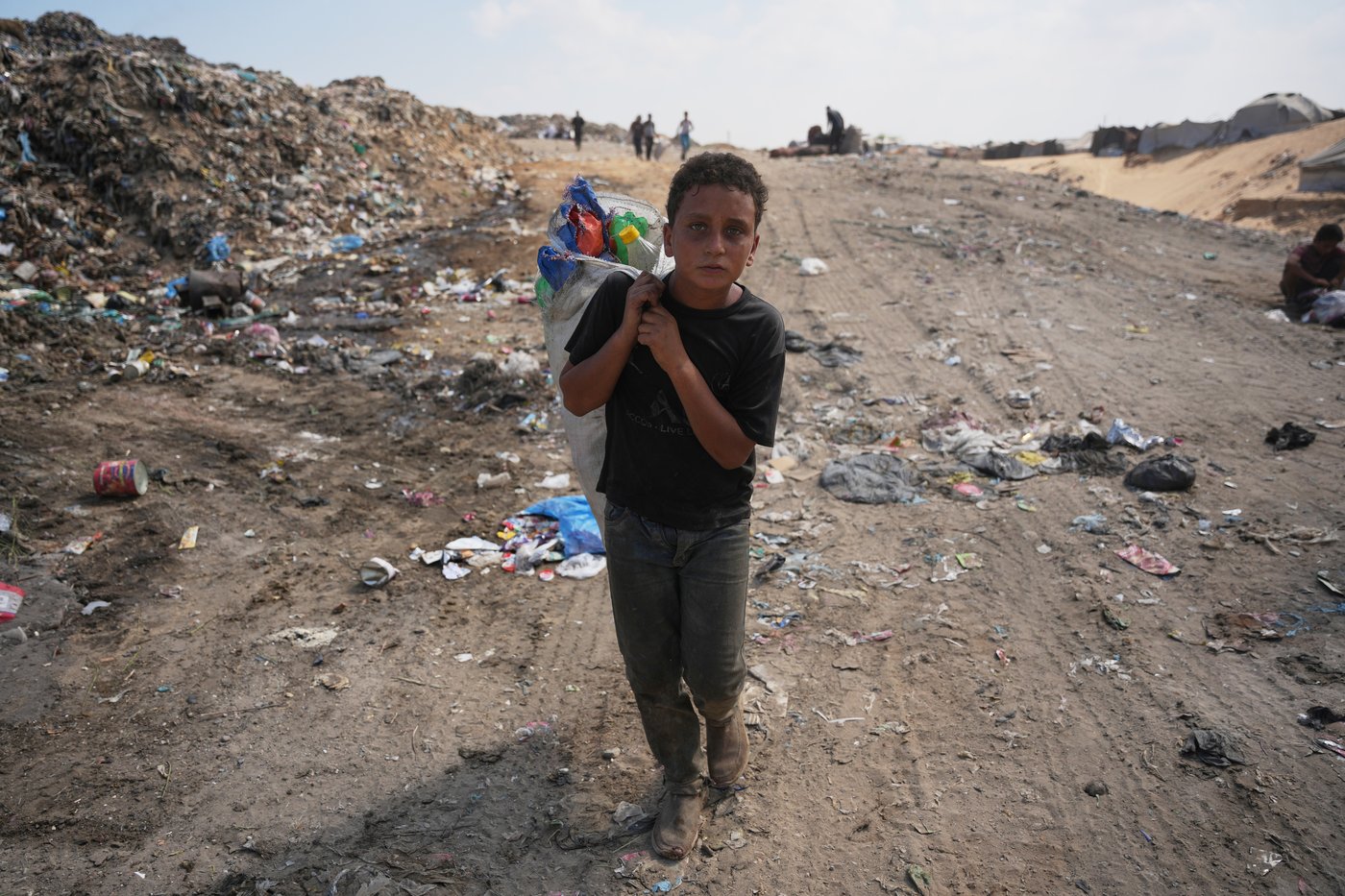 Palestinians in Gaza scavenge trash for things to burn to cook meals, in photos | iNFOnews.ca